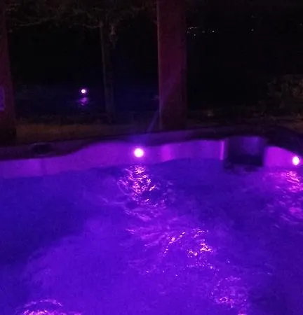 Les Hotes Du Lac, Et Tables D'hotes Mandailles (Aveyron)