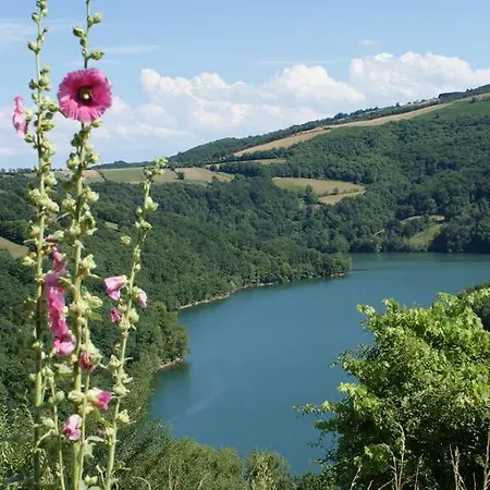 Les Hotes Du Lac, Et Tables D'hotes Bed & Breakfast